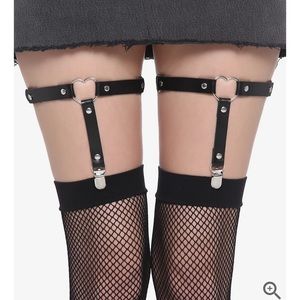 Hot Topic Black & Silver Heart O-Ring Garter Set